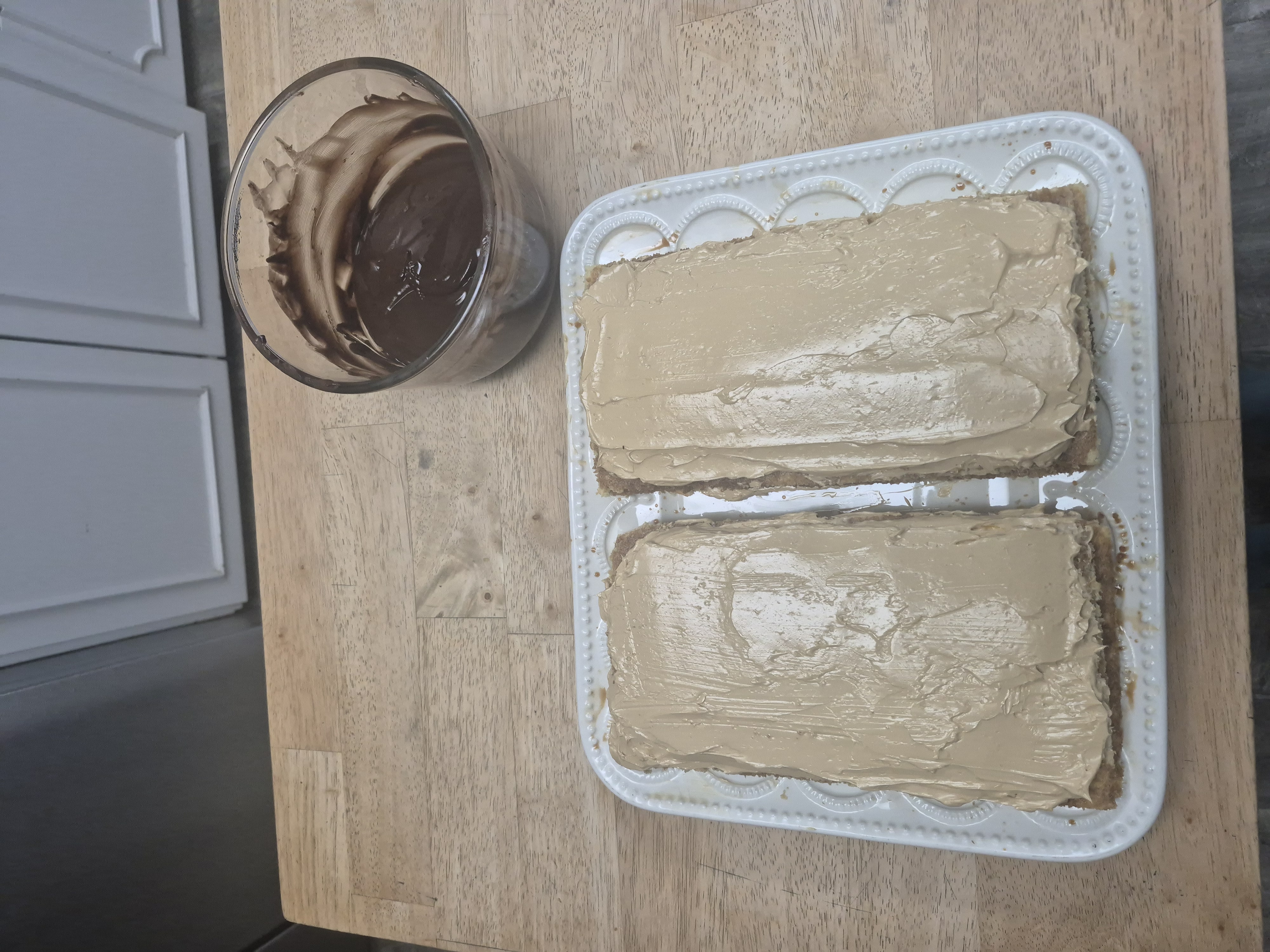 the buttercream layer on the cakes