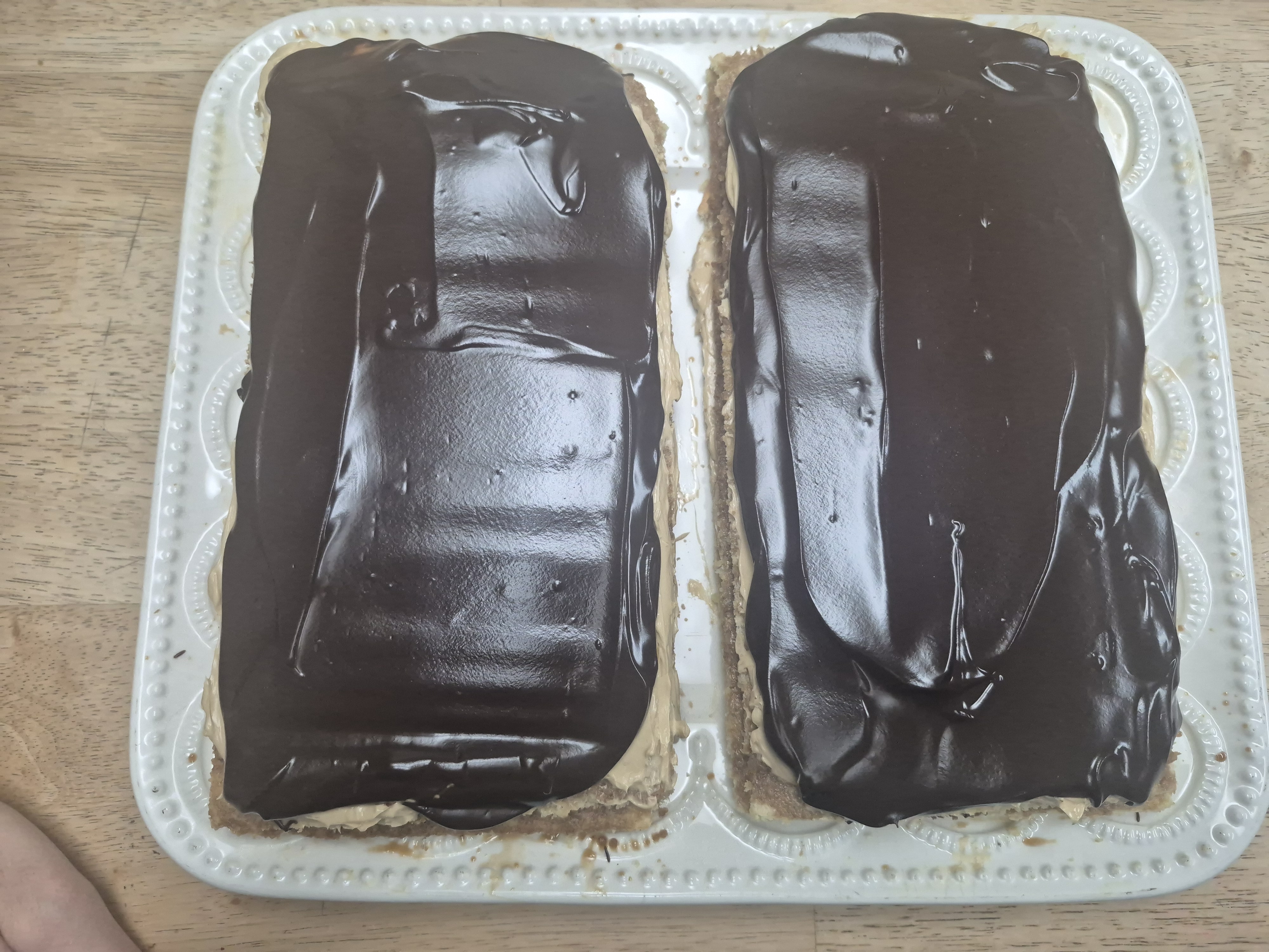 the rest of the ganache on the cake